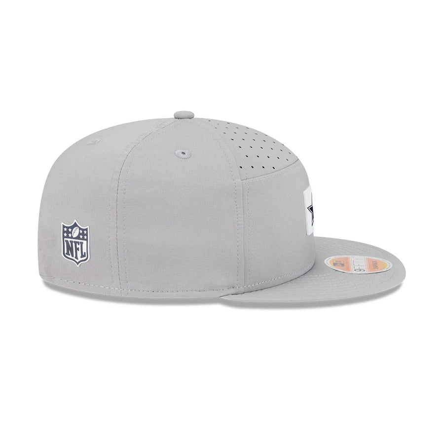 This is a Dallas Cowboys NFL Sideline 2025 Grey 9FIFTY Split Panel Snapback Adjustable Cap 5