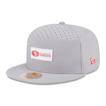 This is a San Francisco 49ers NFL Sideline 2025 Grey 9FIFTY Split Panel Snapback Adjustable Cap 1