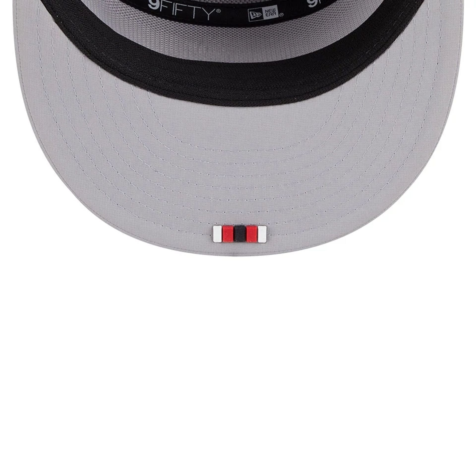 This is a San Francisco 49ers NFL Sideline 2025 Grey 9FIFTY Split Panel Snapback Adjustable Cap 7