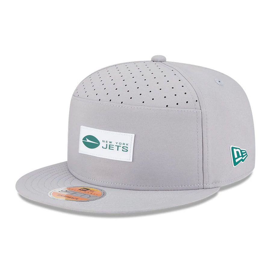 This is a New York Jets NFL Sideline 2025 Grey 9FIFTY Split Panel Snapback Adjustable Cap 1