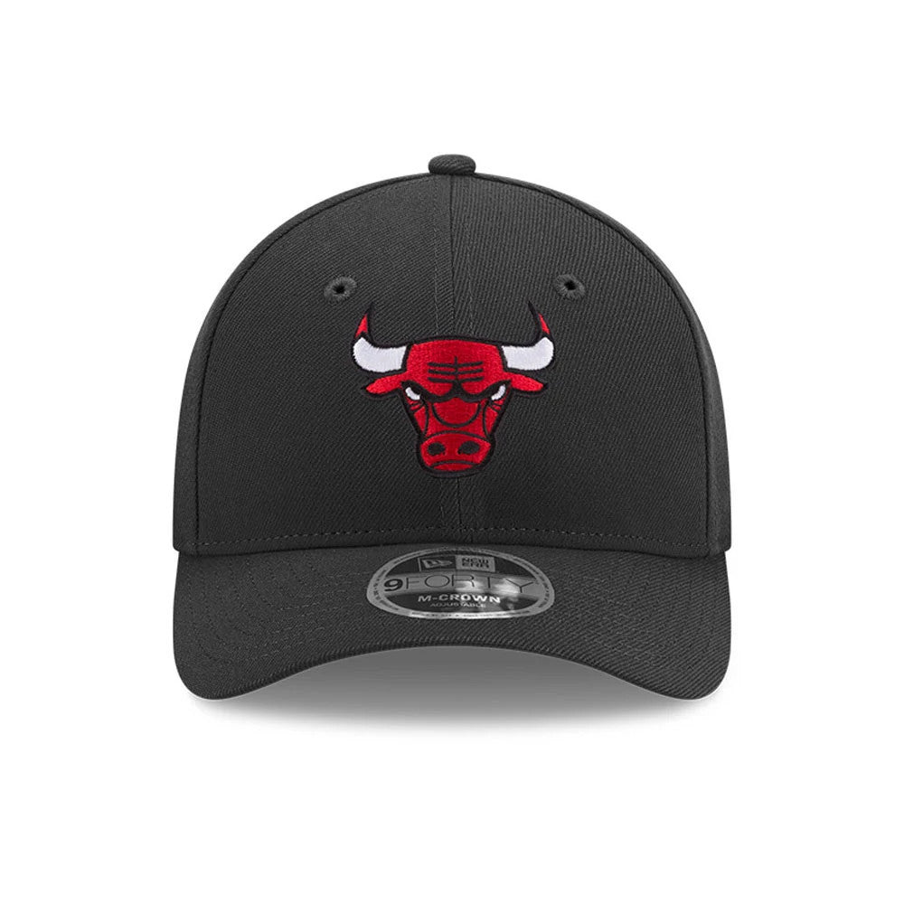 Chicago Bulls NBA Team Black New Era 9FORTY M-Crown Adjustable Cap, front view highlighting the raised red and white embroidered Bulls logo on the black structured crown with a curved black visor and 9FORTY size sticker.