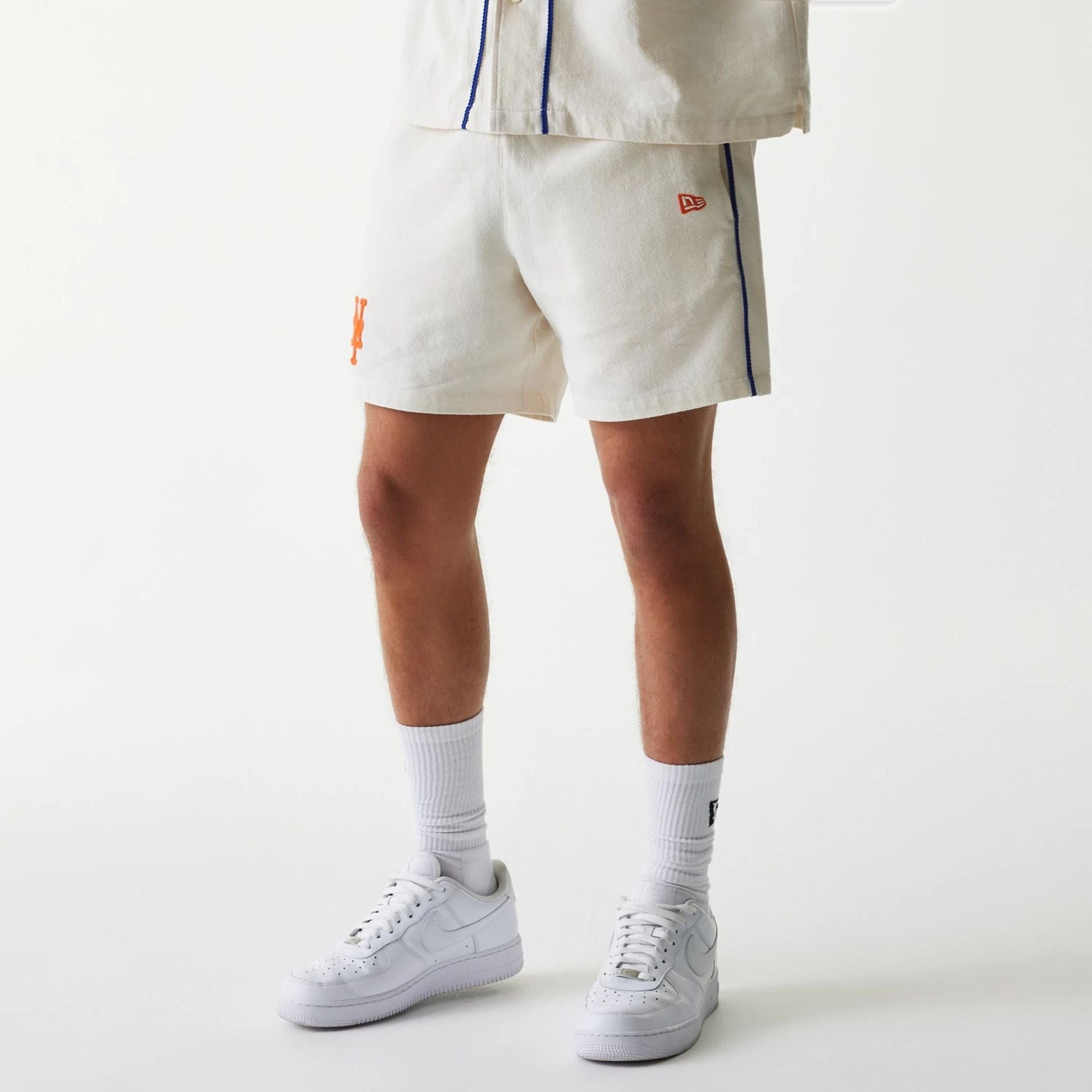 The Male model is wearing New York Mets MLB Piping Open Cream Shorts 1