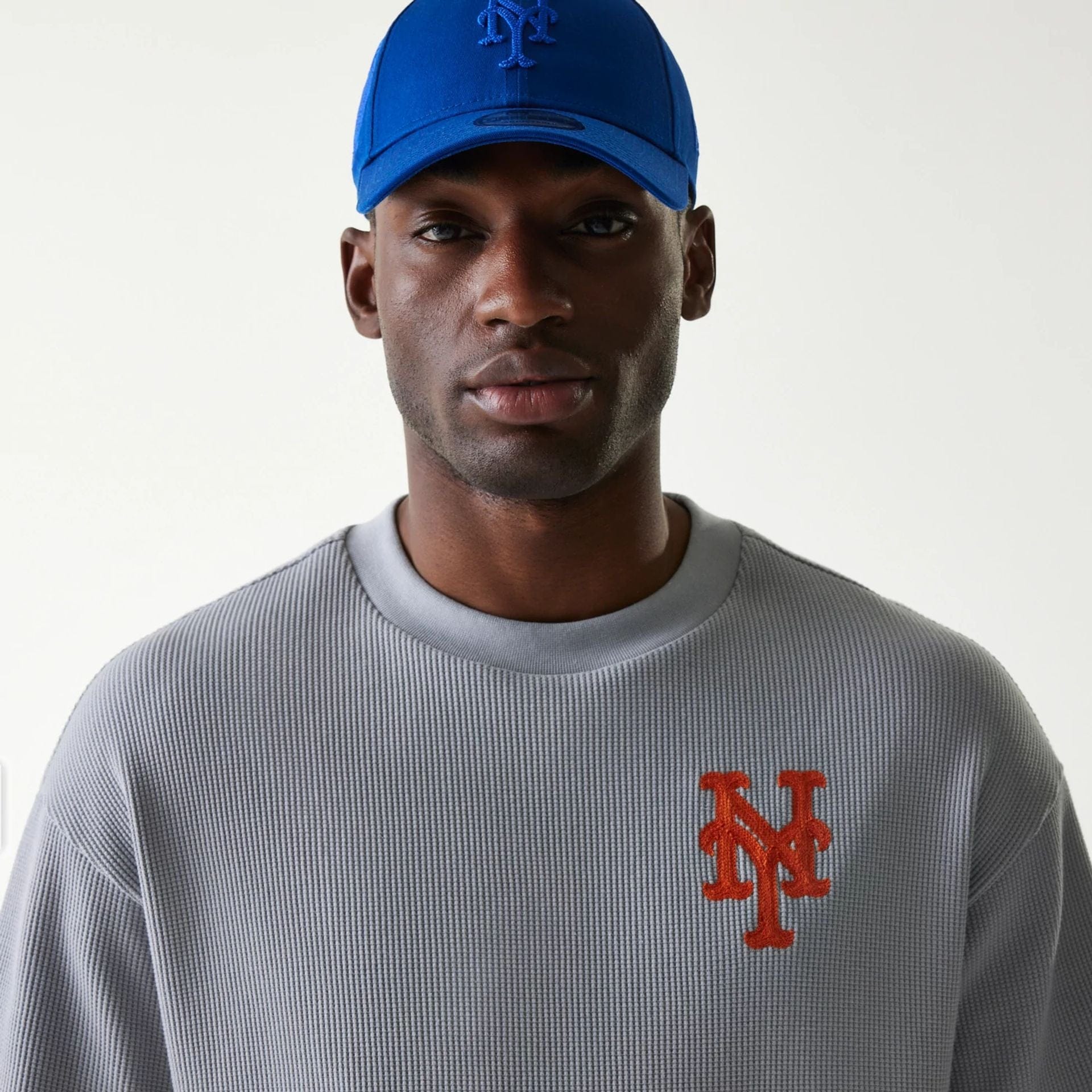 The Male model is wearing New York Mets MLB Waffle Grey Oversized T-Shirt 6