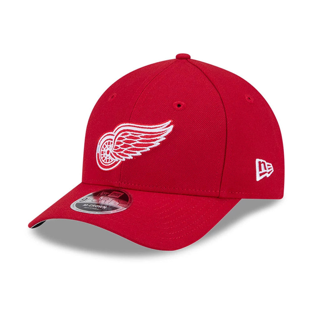 Detroit Red Wings NHL Team Red New Era 9FORTY M-Crown Adjustable Cap, three-quarter view showing the raised white embroidered winged wheel logo on the front panel, red curved visor with a 9FORTY size sticker.
