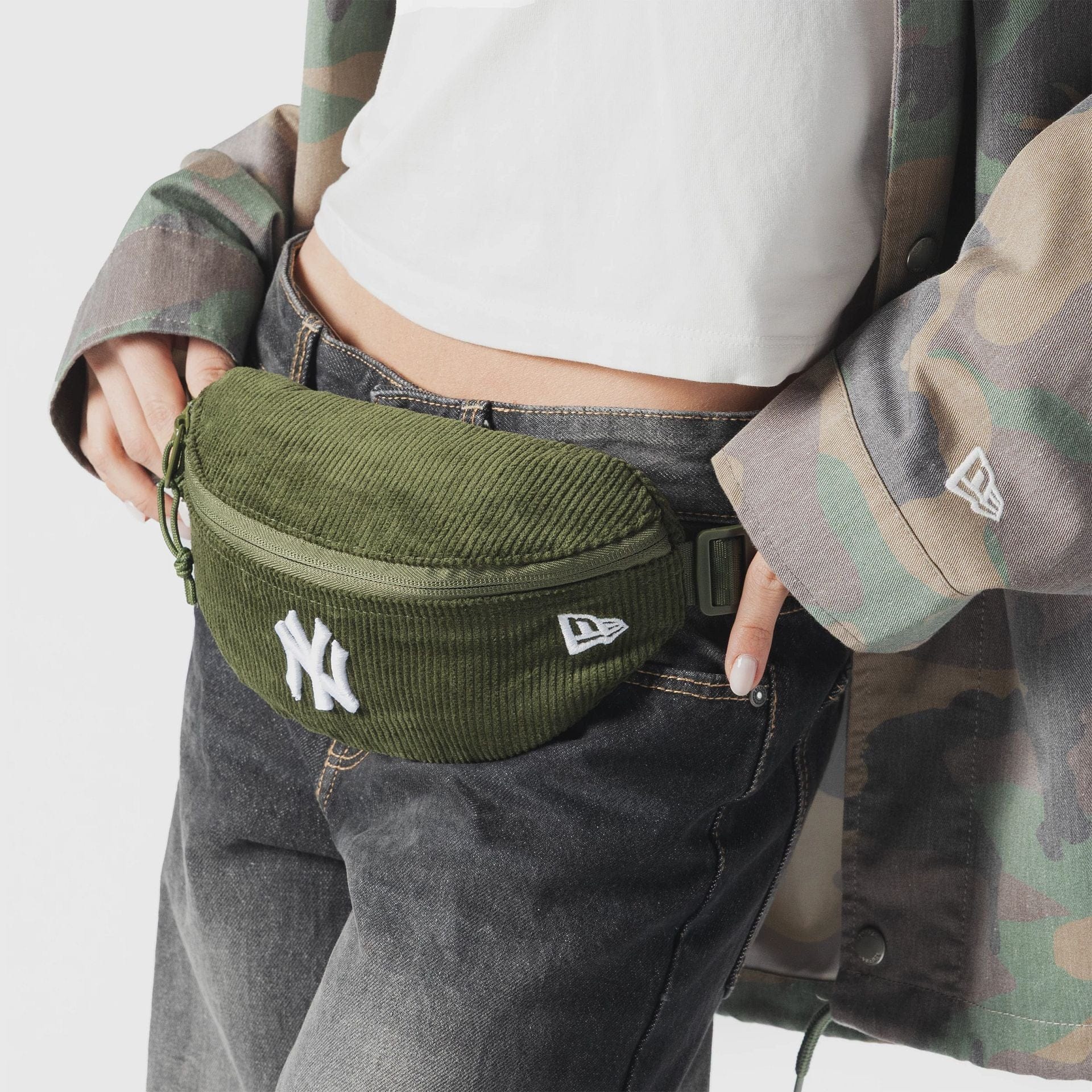 This is a New York Yankees MLB Cord Dark Green Waist Bag  6