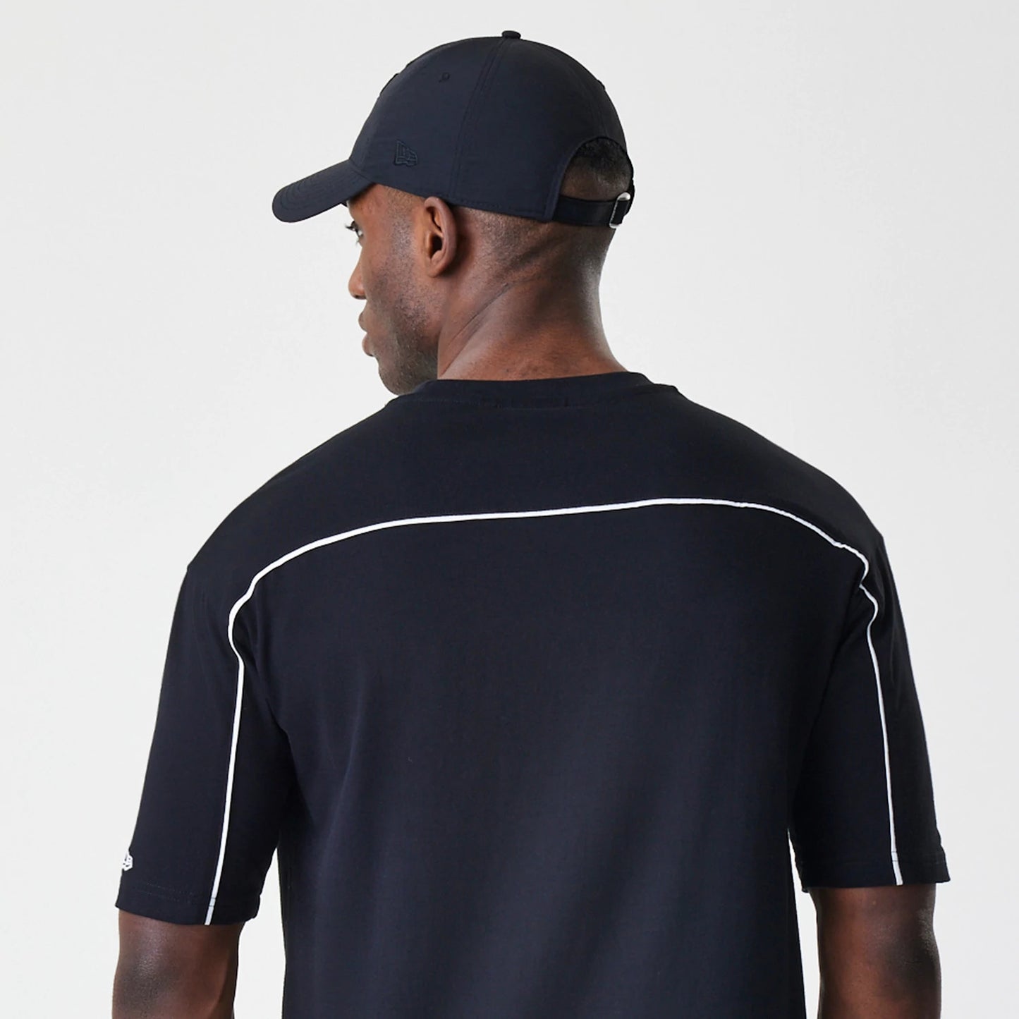 The Male model is wearing Chicago Bulls NBA Piping Black Oversized T-Shirt 7