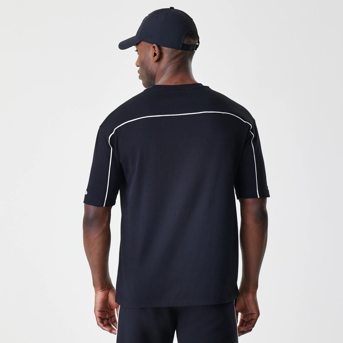 The Male model is wearing Chicago Bulls NBA Piping Black Oversized T-Shirt 2