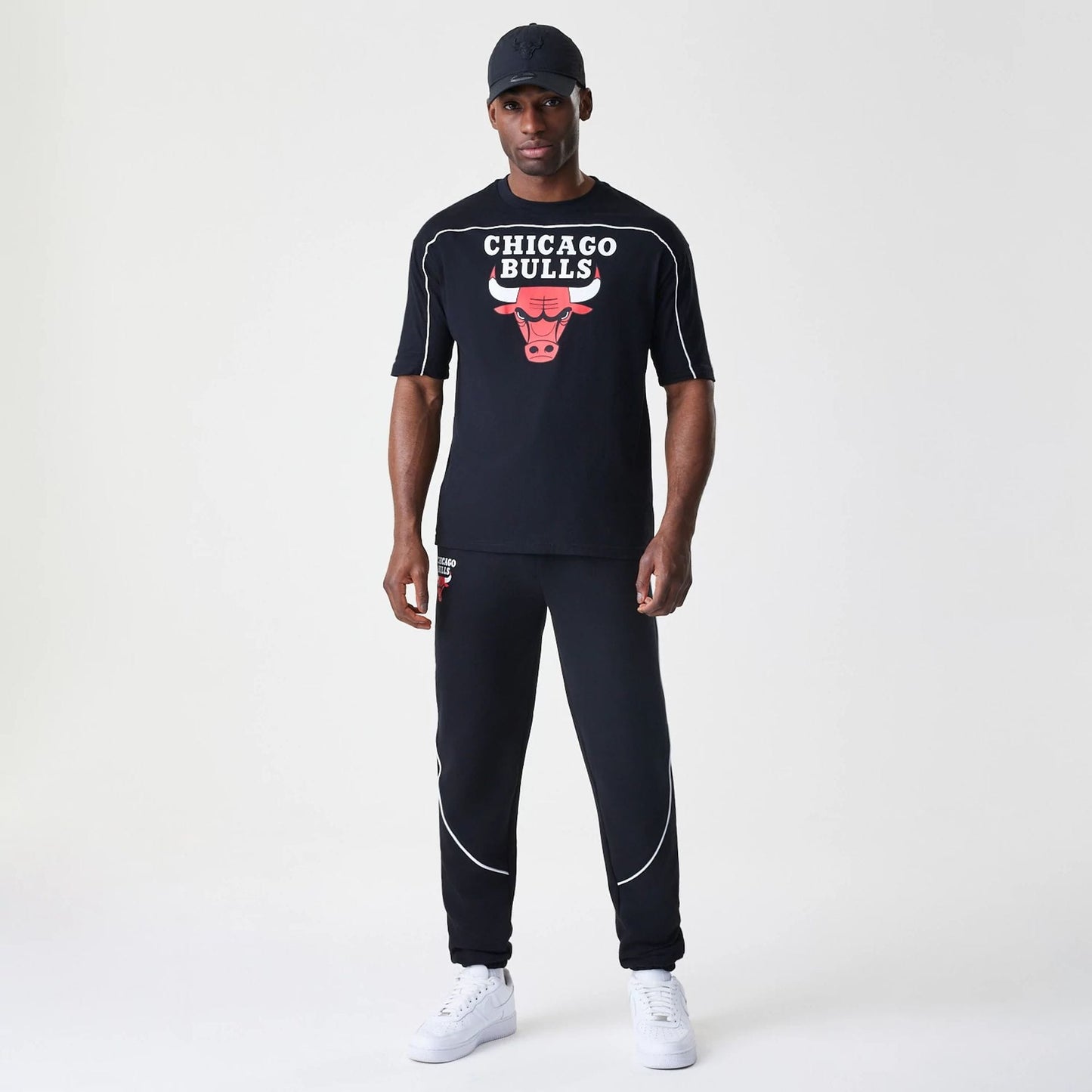 The Male model is wearing Chicago Bulls NBA Piping Black Oversized T-Shirt 8