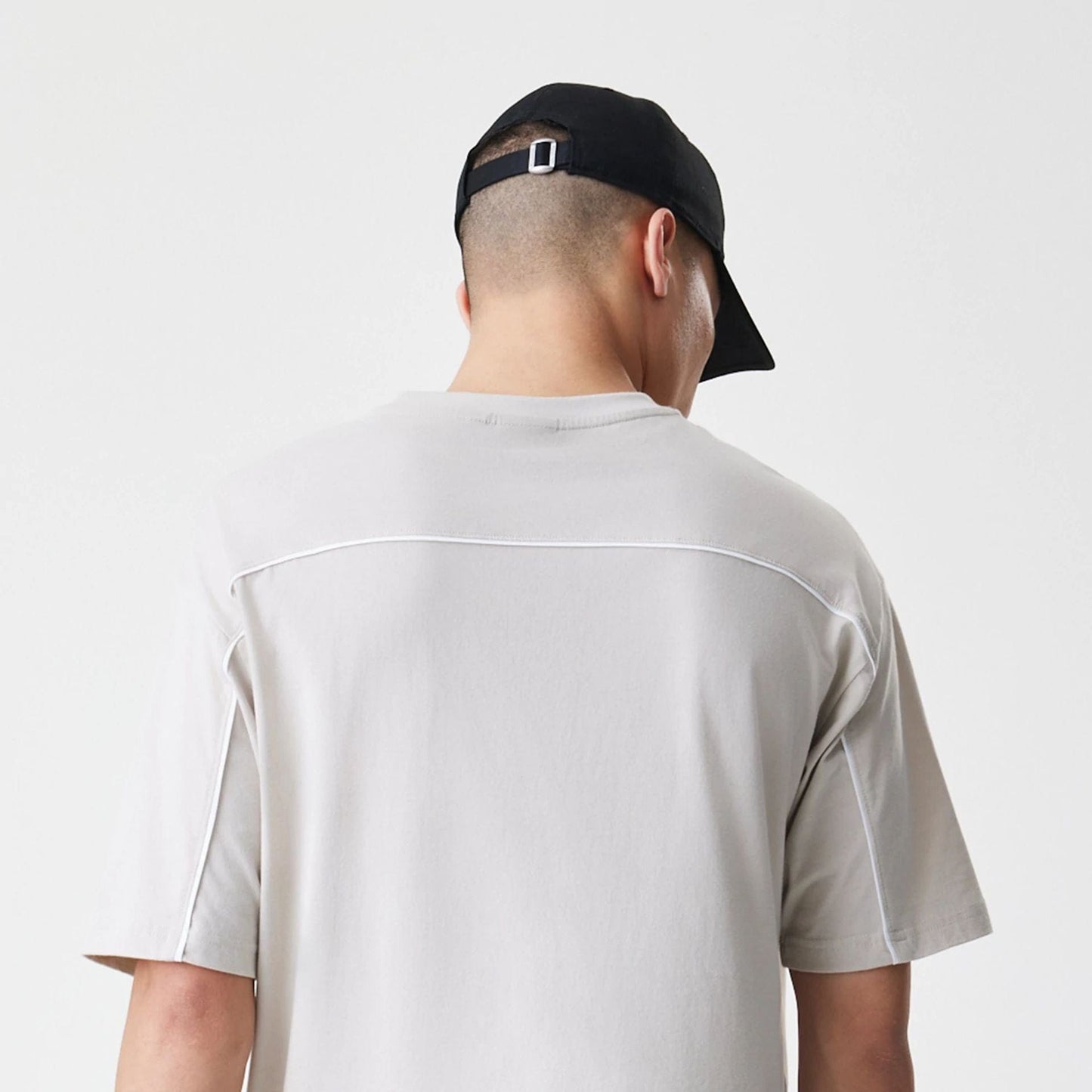 The Male model is wearing LA Lakers NBA Piping Light Beige Oversized T-Shirt  7