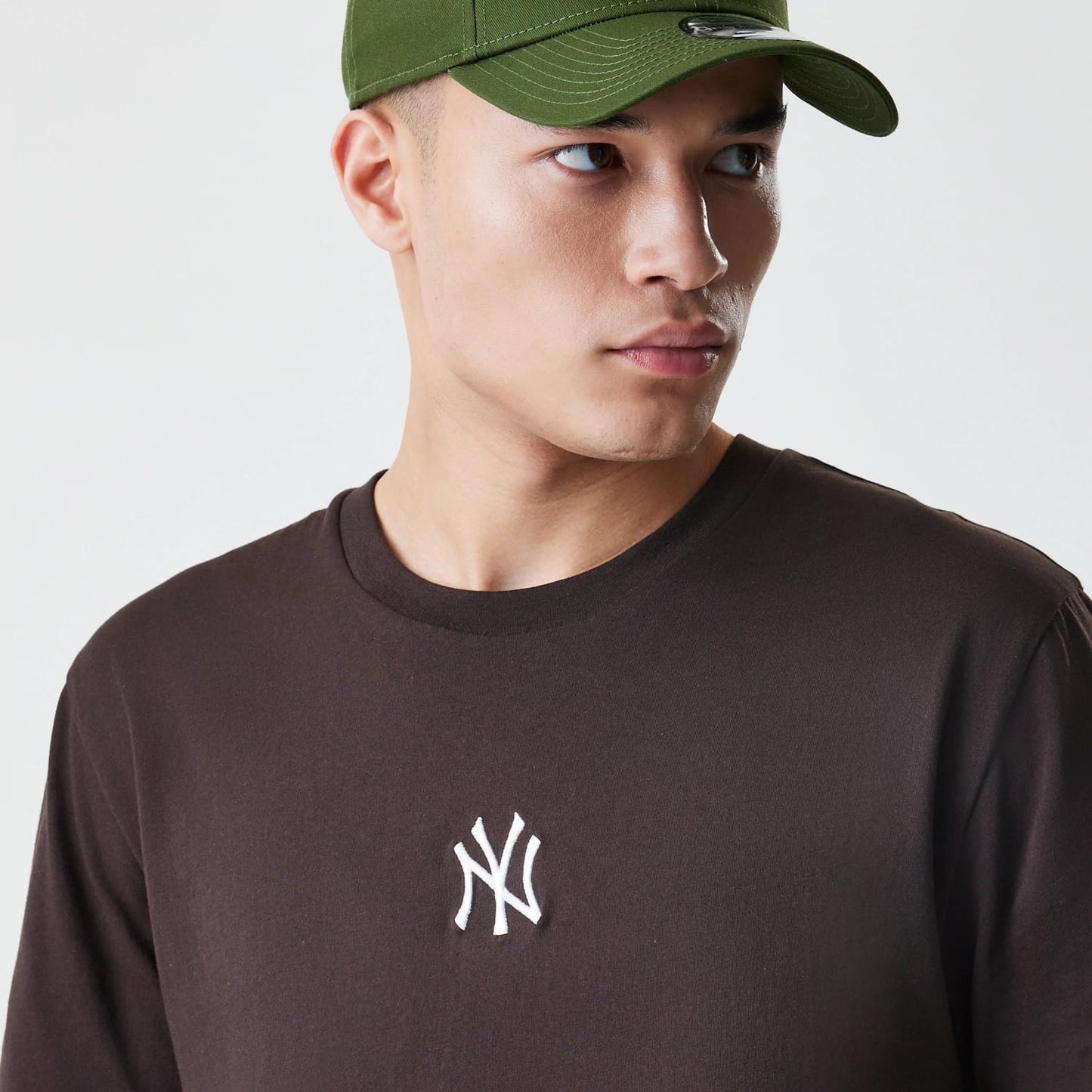 The Male model is wearing New York Yankees MLB Midi League Essential Dark Brown Oversized T-Shirt 4