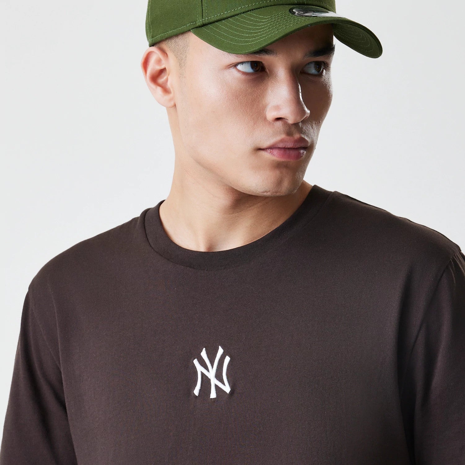The Male model is wearing New York Yankees MLB Midi League Essential Dark Brown Oversized T-Shirt 4