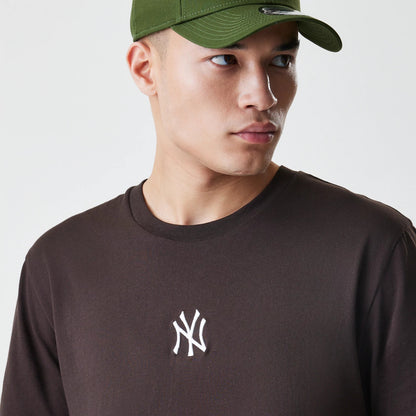 The Male model is wearing New York Yankees MLB Midi League Essential Dark Brown Oversized T-Shirt 4