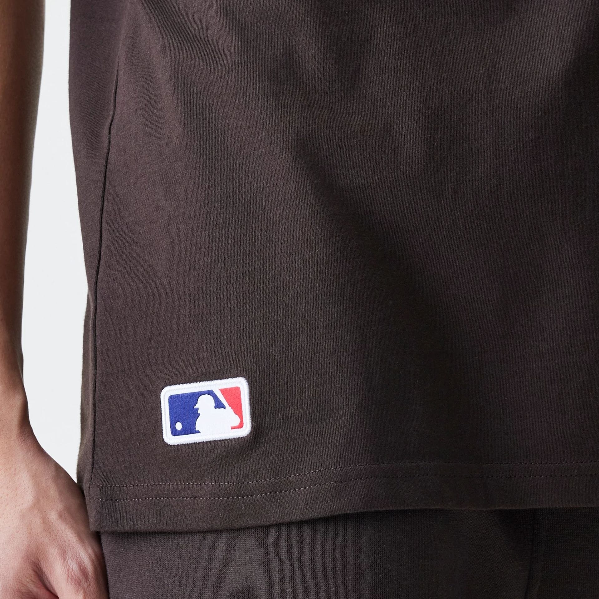 The Male model is wearing New York Yankees MLB Midi League Essential Dark Brown Oversized T-Shirt  7