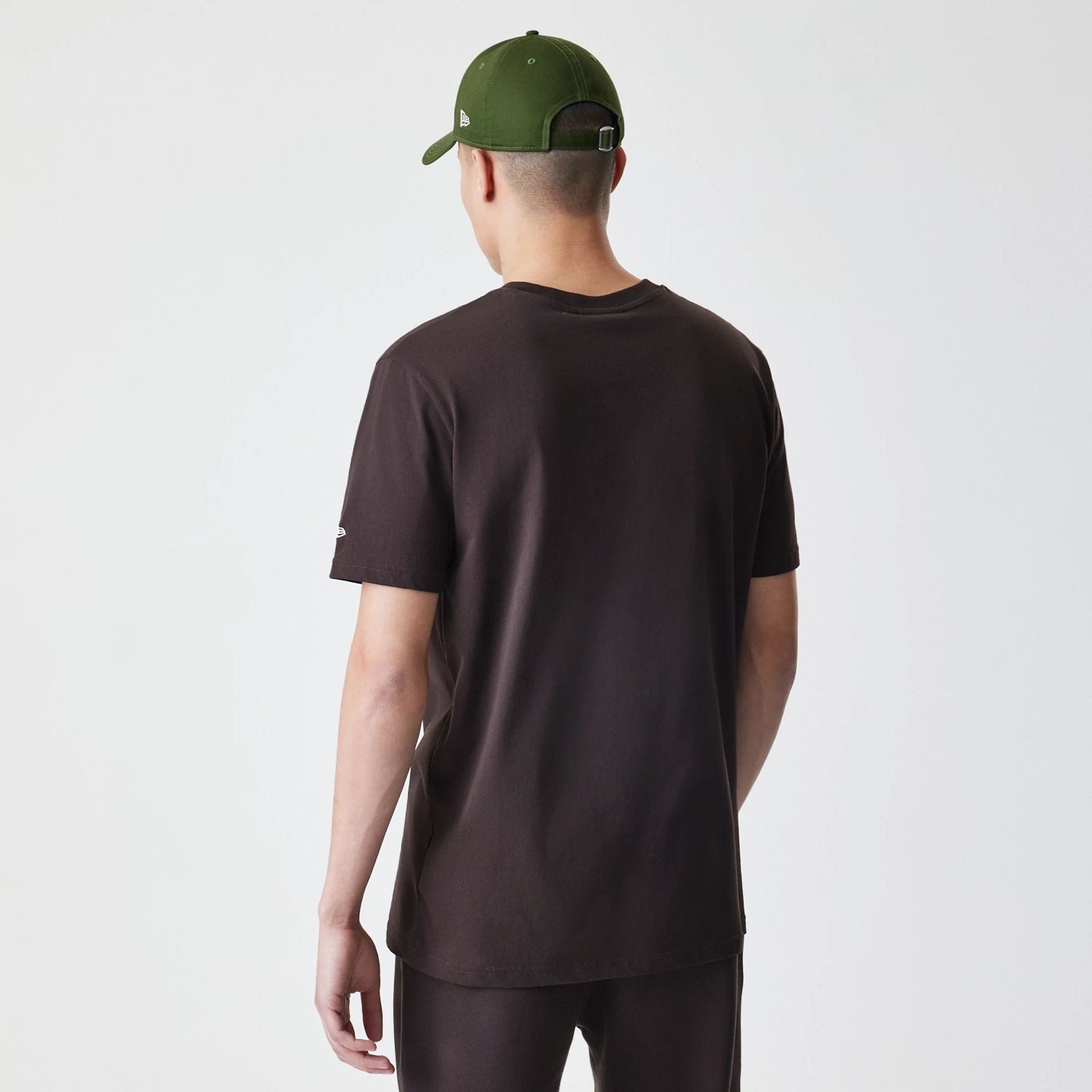 The Male model is wearing New York Yankees MLB Midi League Essential Dark Brown Oversized T-Shirt  2