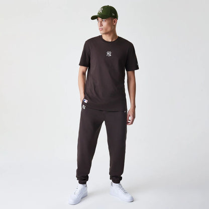 The Male model is wearing New York Yankees MLB Midi League Essential Dark Brown Oversized T-Shirt  8