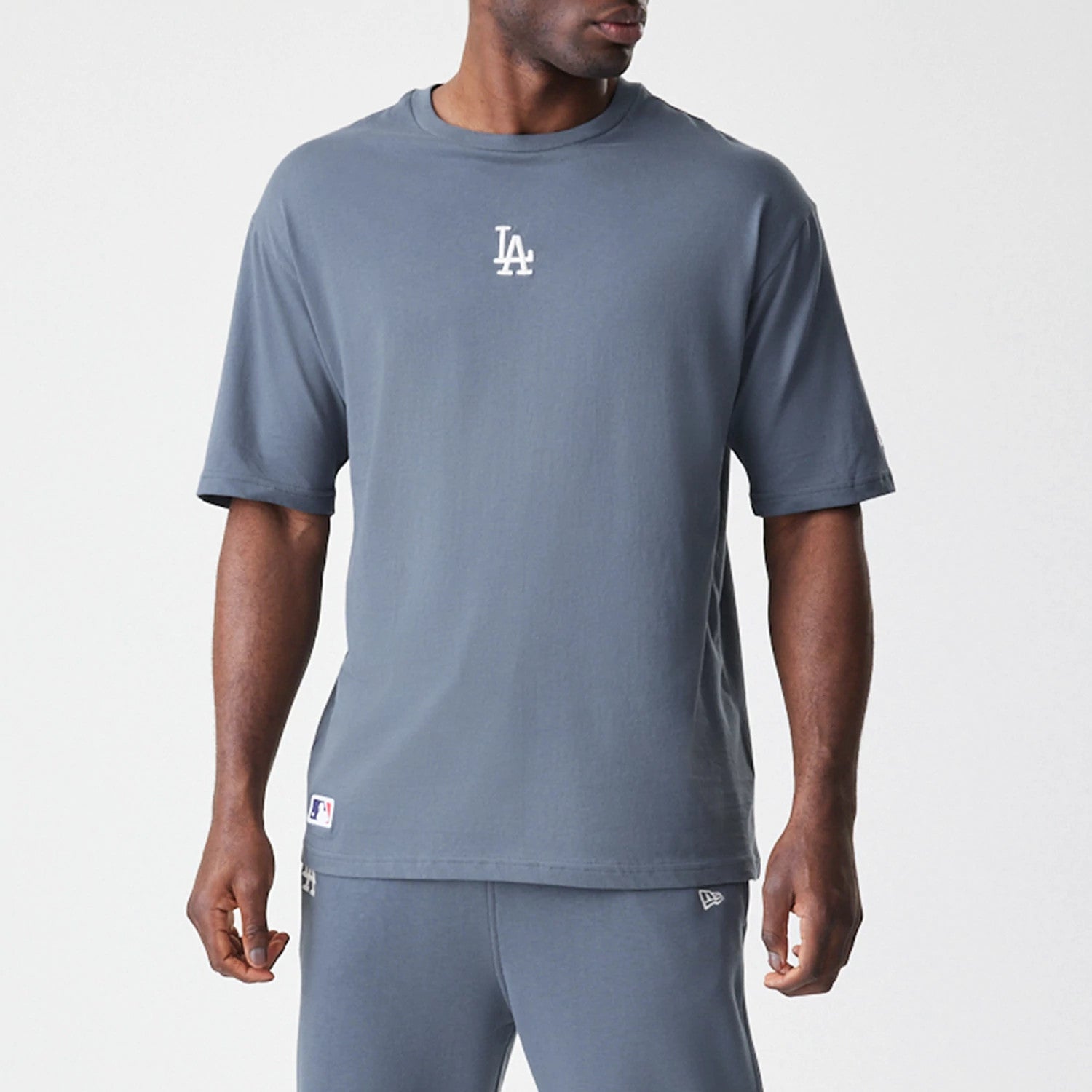 The Male model is wearing LA Dodgers MLB Midi League Essential Dark Grey Oversized T-Shirt 3