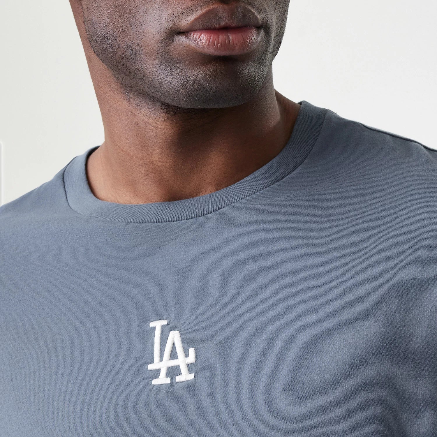 The Male model is wearing LA Dodgers MLB Midi League Essential Dark Grey Oversized T-Shirt 4