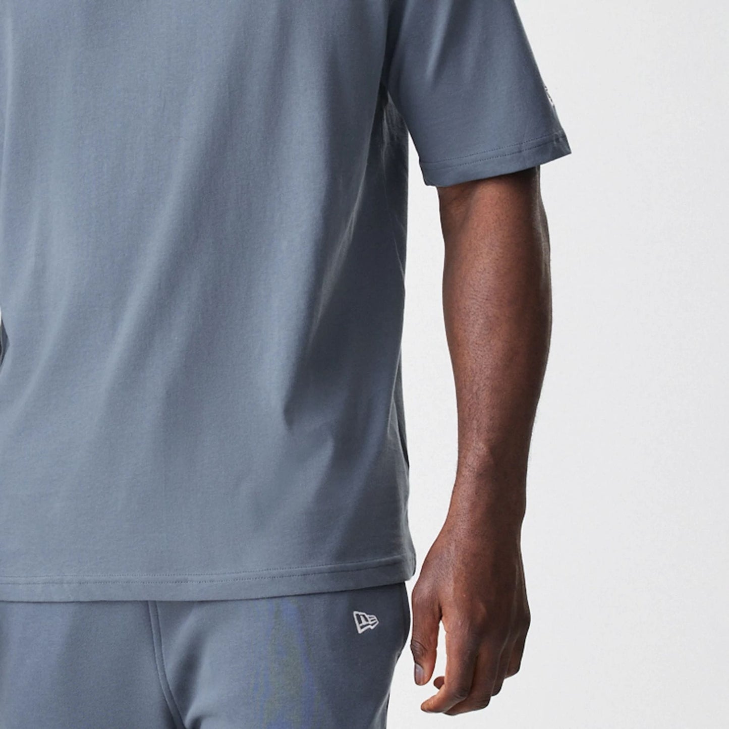 The Male model is wearing LA Dodgers MLB Midi League Essential Dark Grey Oversized T-Shirt  6