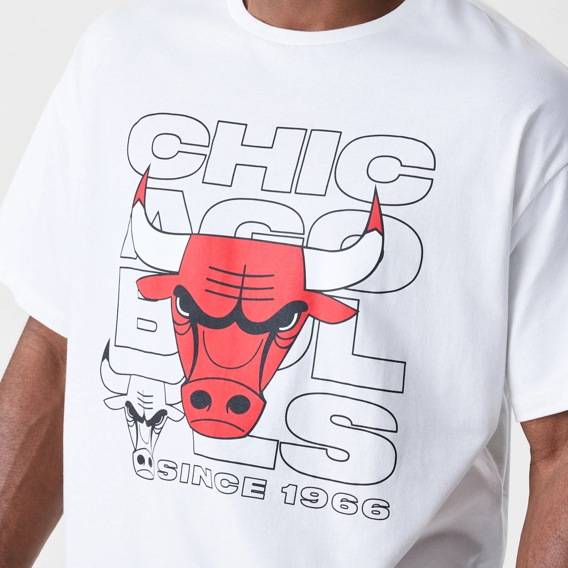 The Male model is wearing Chicago Bulls NBA Outline Graphic White Oversized T-Shirt  4