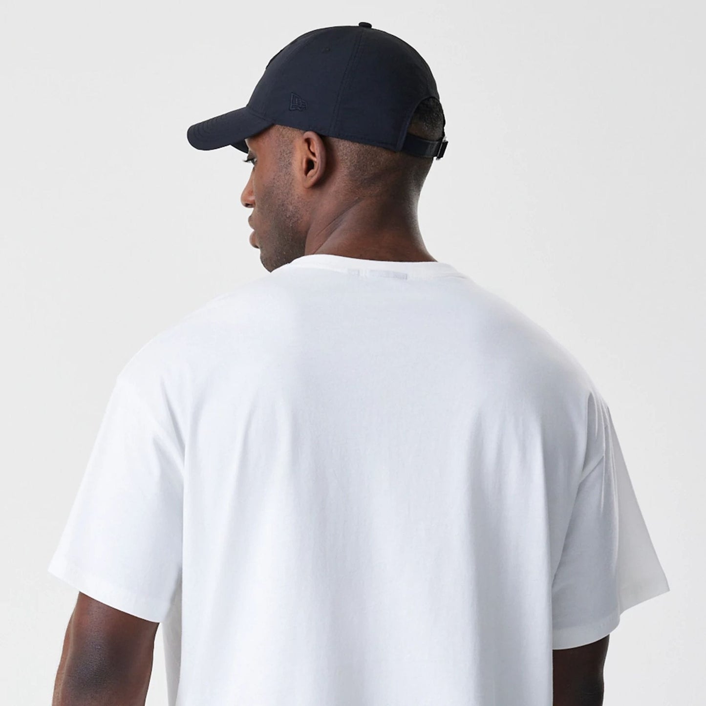 The Male model is wearing Chicago Bulls NBA Outline Graphic White Oversized T-Shirt  7