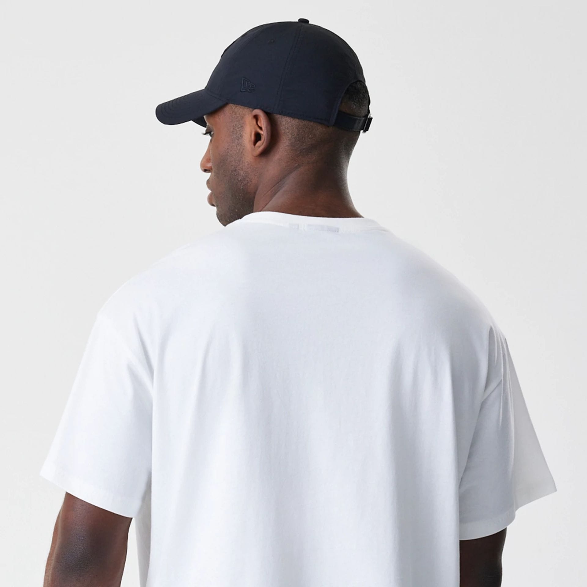 The Male model is wearing Chicago Bulls NBA Outline Graphic White Oversized T-Shirt  7