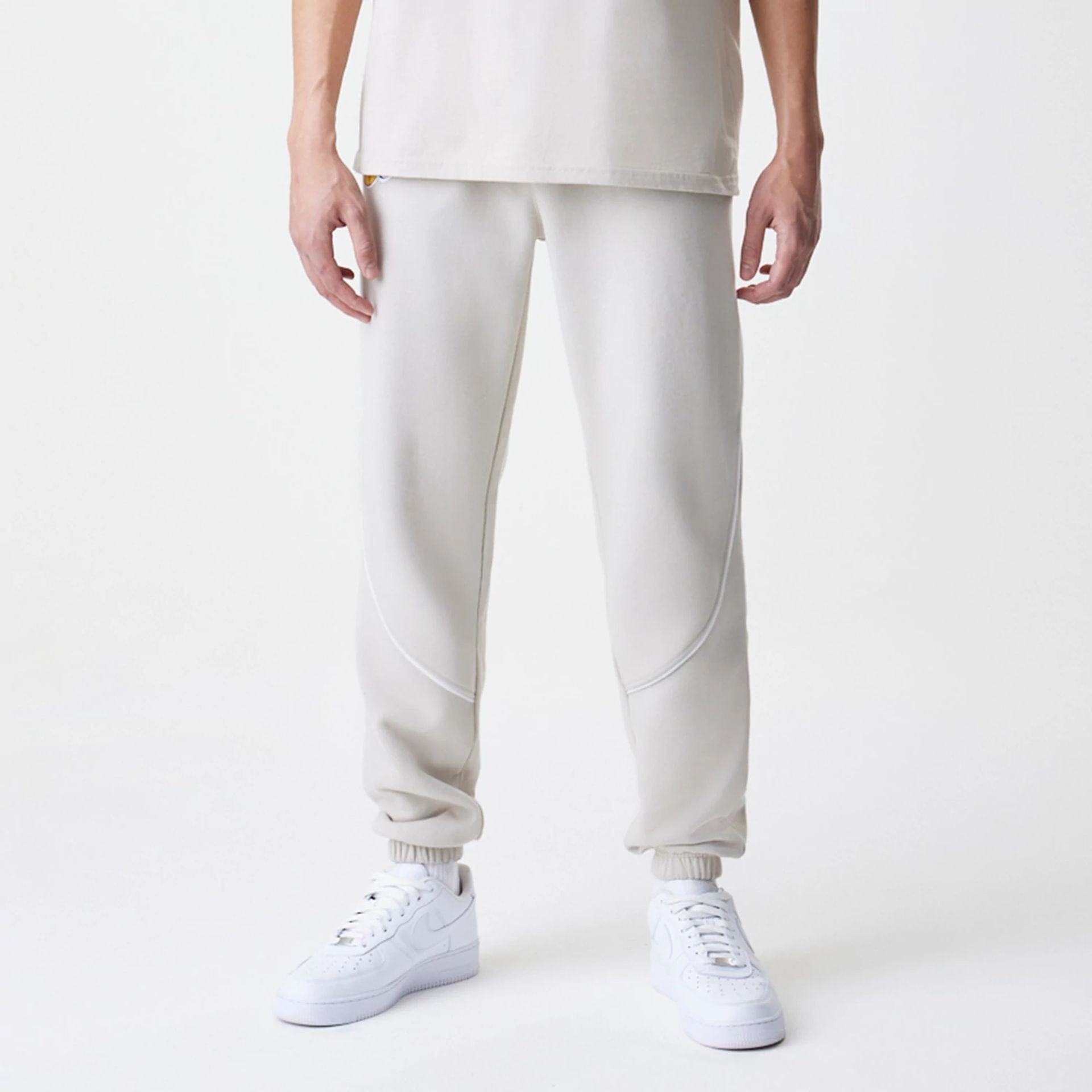 The Male model is wearing LA Lakers NBA Piping Cream Joggers  7