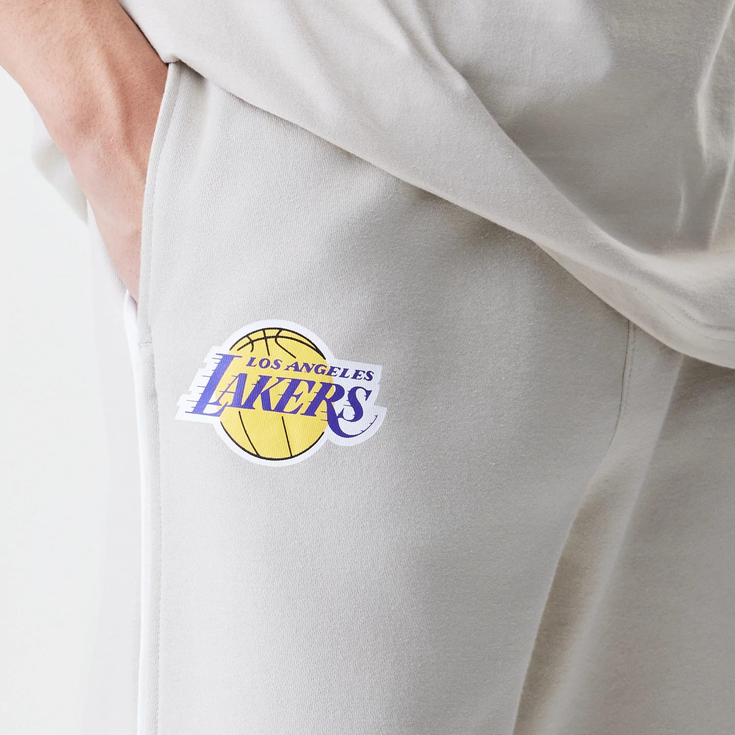The Male model is wearing LA Lakers NBA Piping Cream Joggers 3