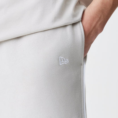 The Male model is wearing LA Lakers NBA Piping Cream Joggers 4