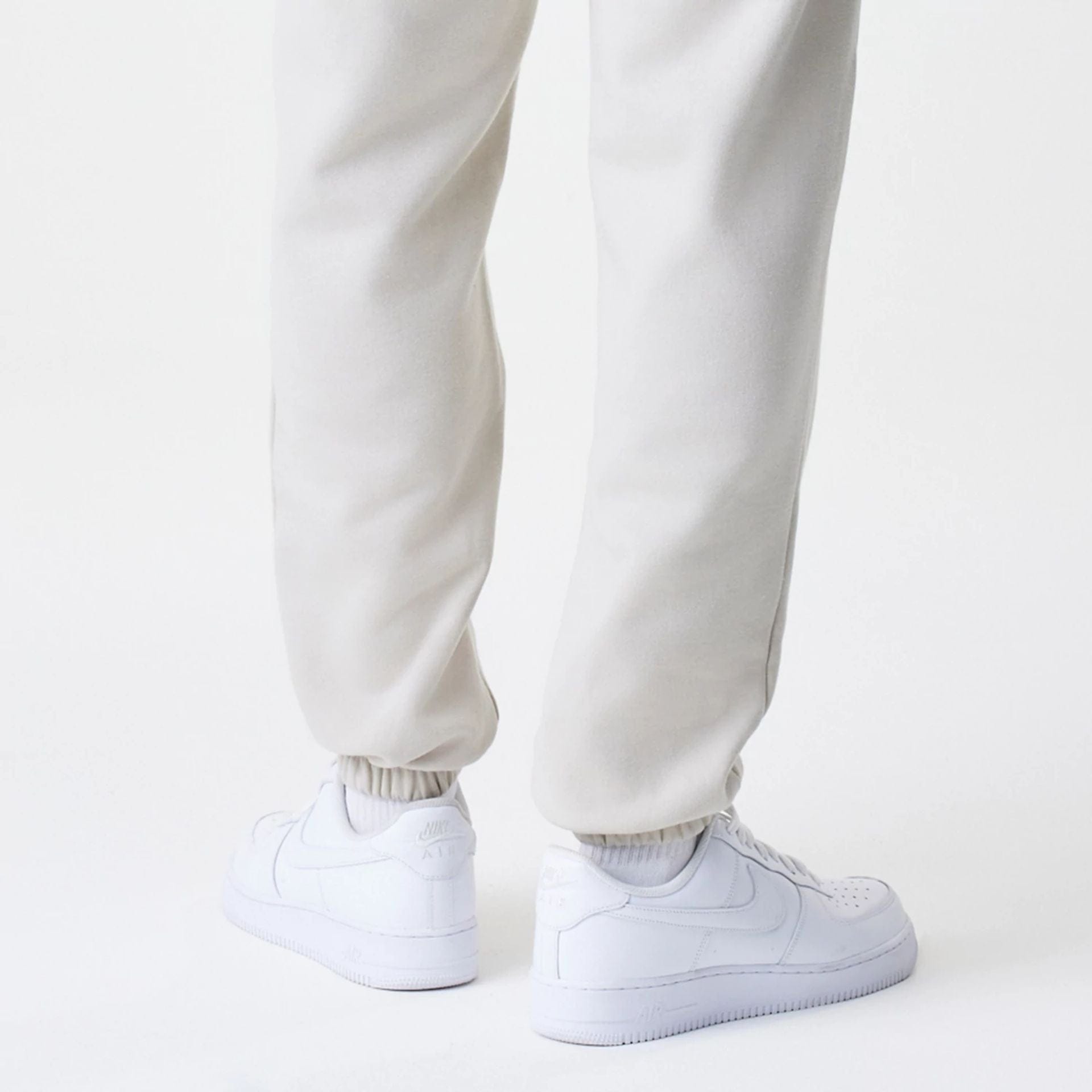 The Male model is wearing LA Lakers NBA Piping Cream Joggers  6