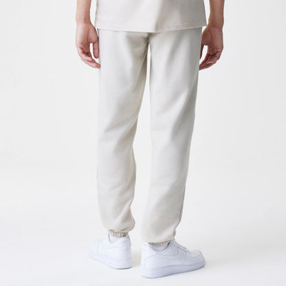 The Male model is wearing LA Lakers NBA Piping Cream Joggers  2