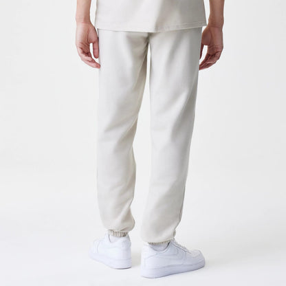 The Male model is wearing LA Lakers NBA Piping Cream Joggers 2