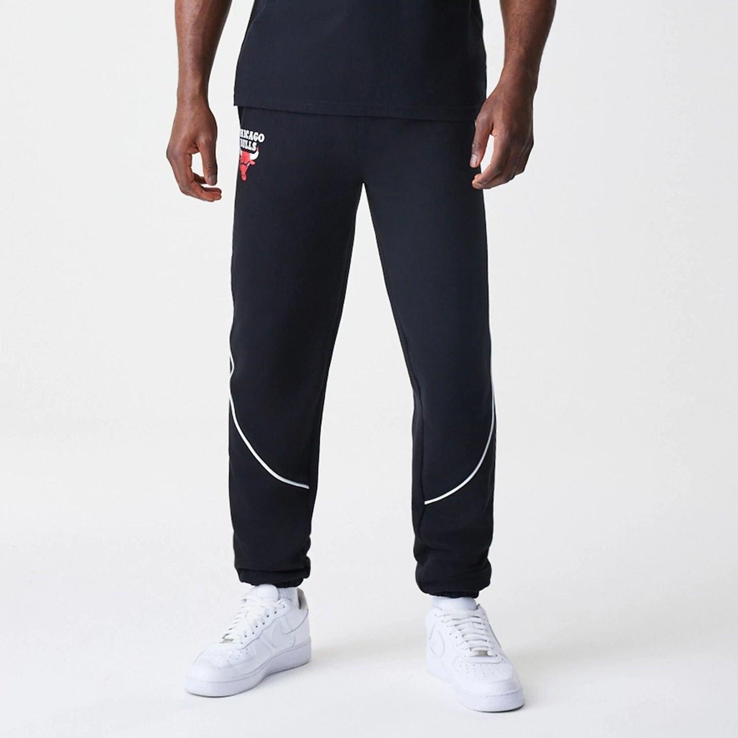The Male model is wearing Chicago Bulls NBA Piping Navy Joggers  6