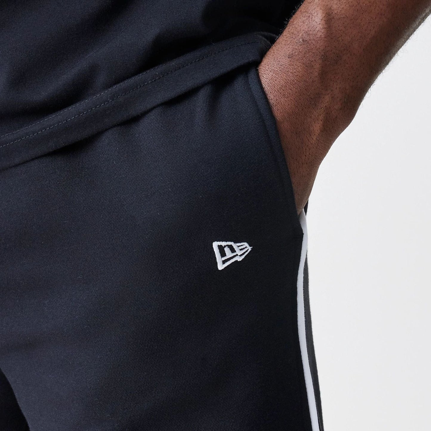 The Male model is wearing Chicago Bulls NBA Piping Navy Joggers  4