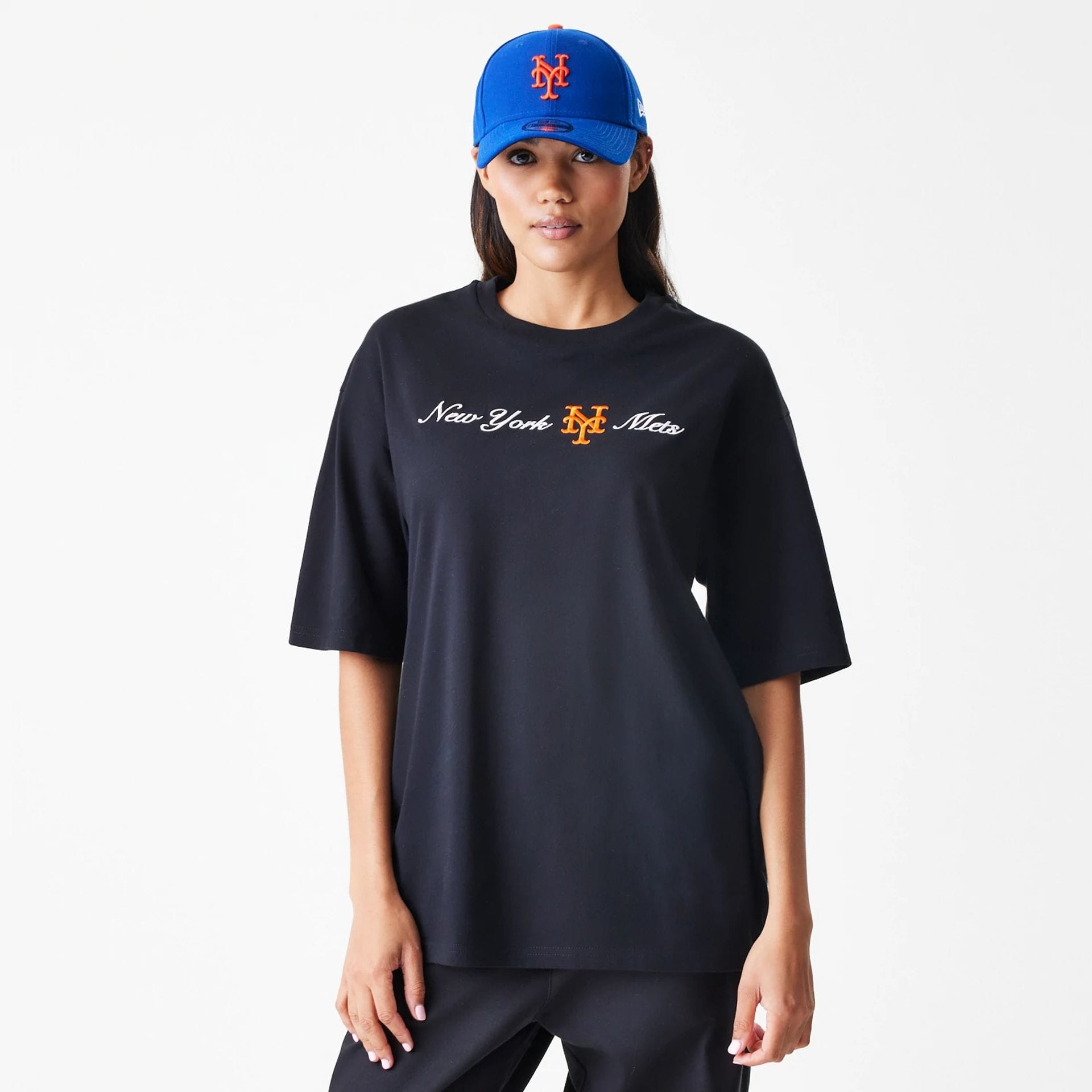 The Male model is wearing New York Mets MLB Script Black Oversized T-Shirt 4