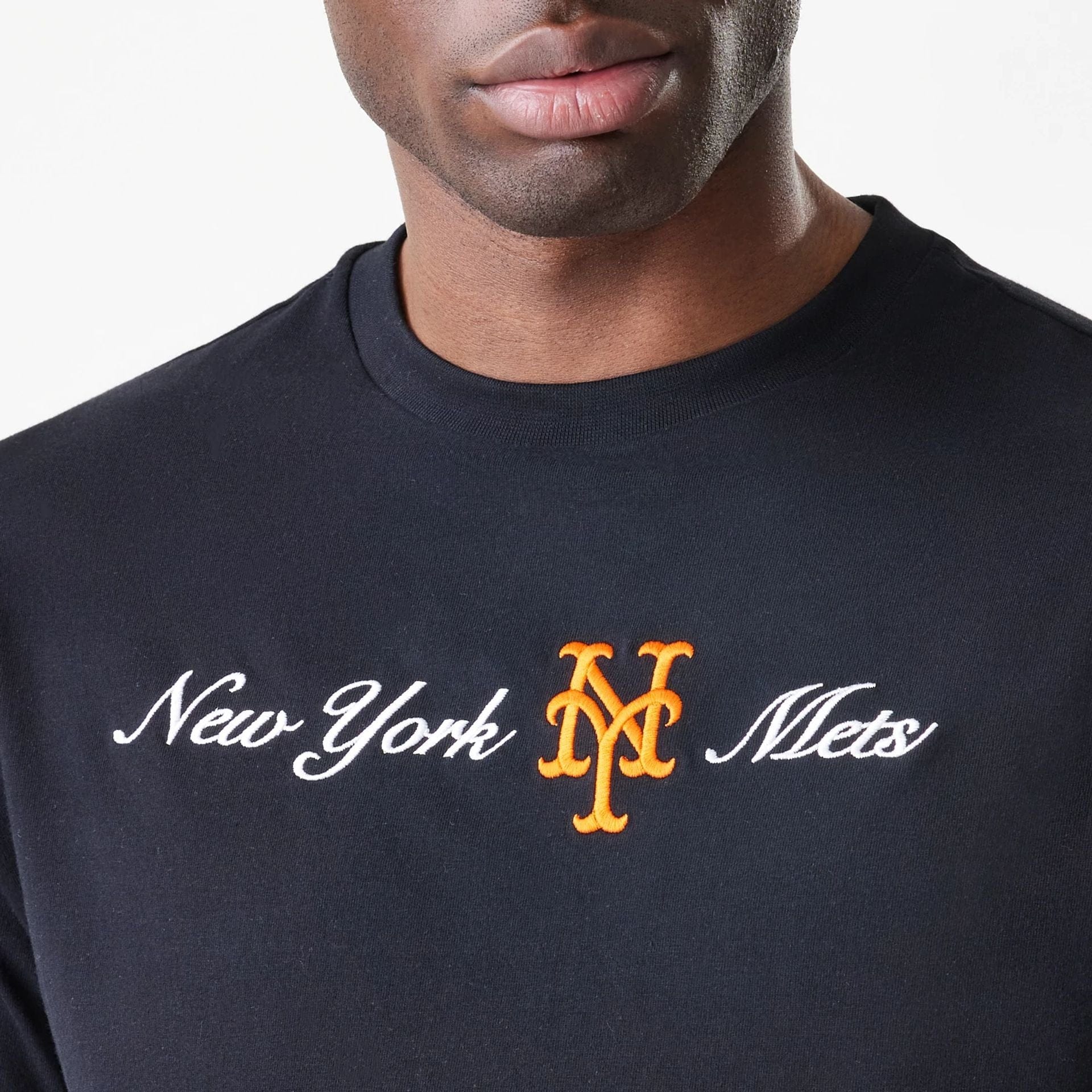The Male model is wearing New York Mets MLB Script Black Oversized T-Shirt  5