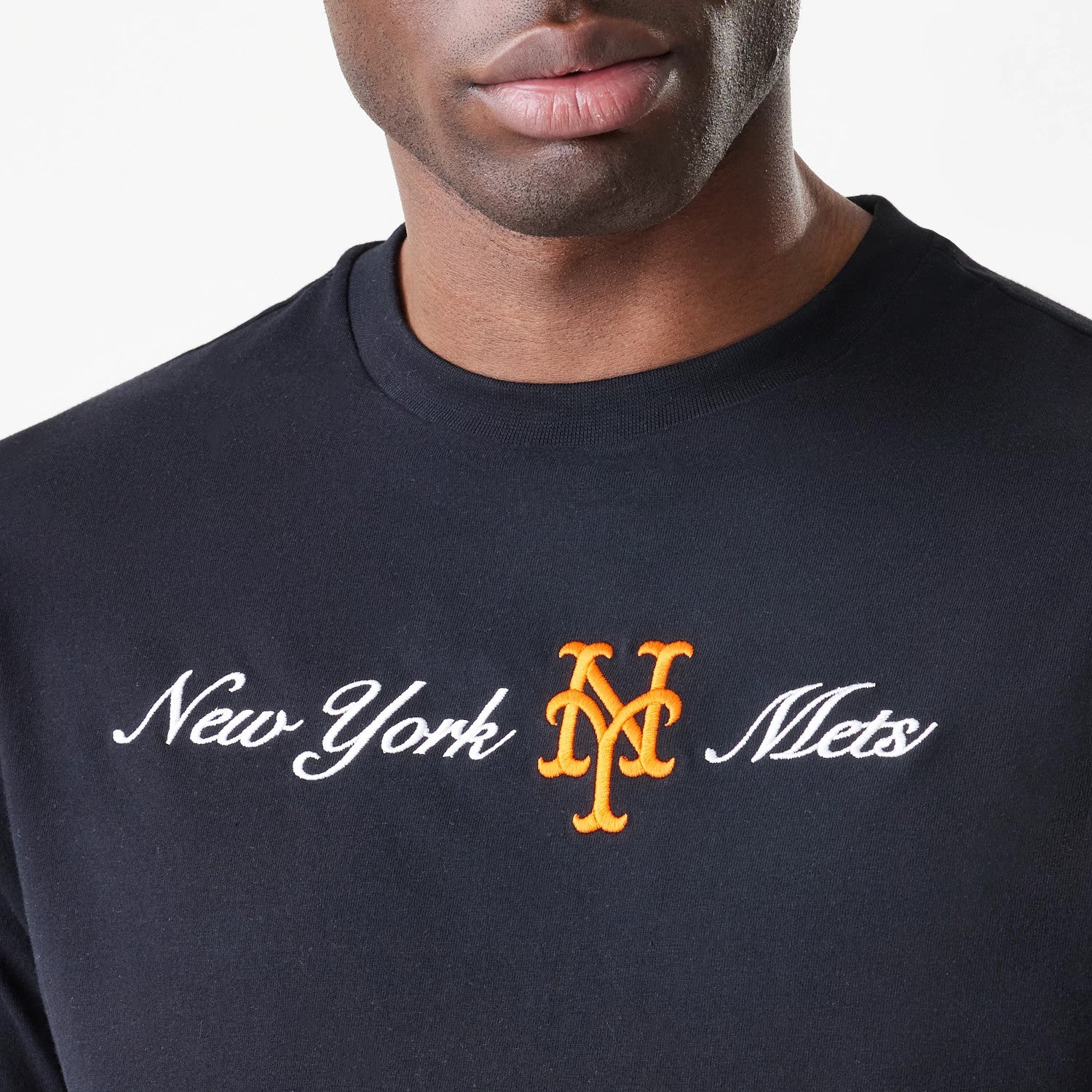 The Male model is wearing New York Mets MLB Script Black Oversized T-Shirt 5