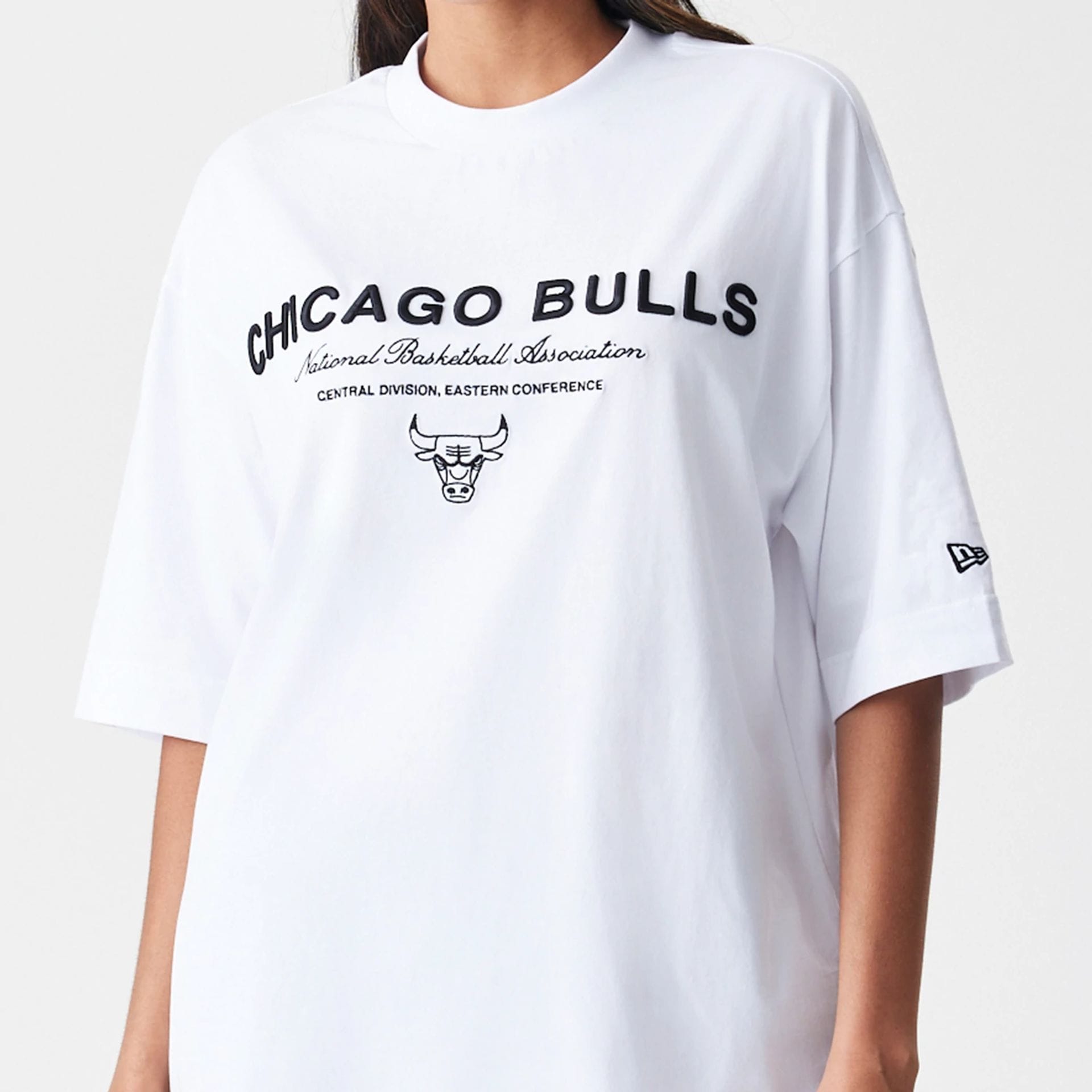 The Male model is wearing Chicago Bulls NBA Linear White T-Shirt  7