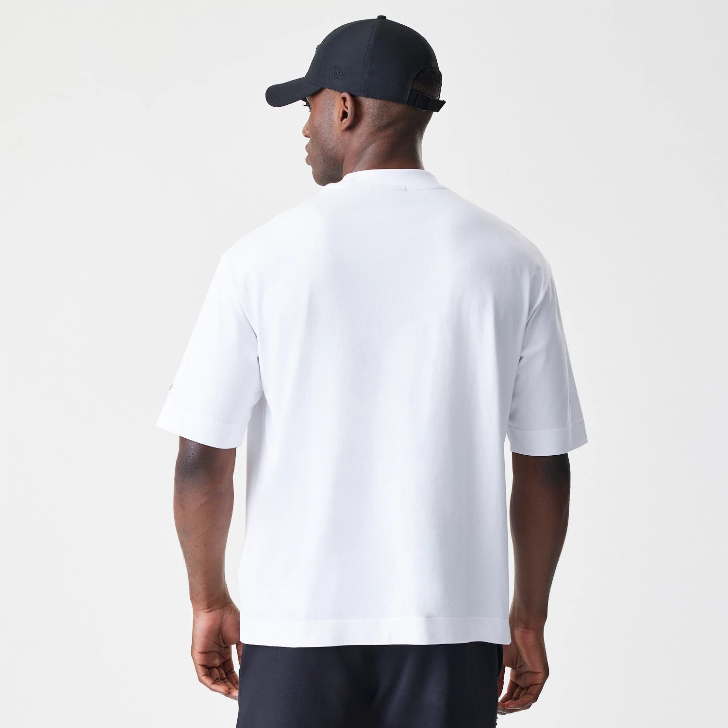 The Male model is wearing Chicago Bulls NBA Linear White T-Shirt 2