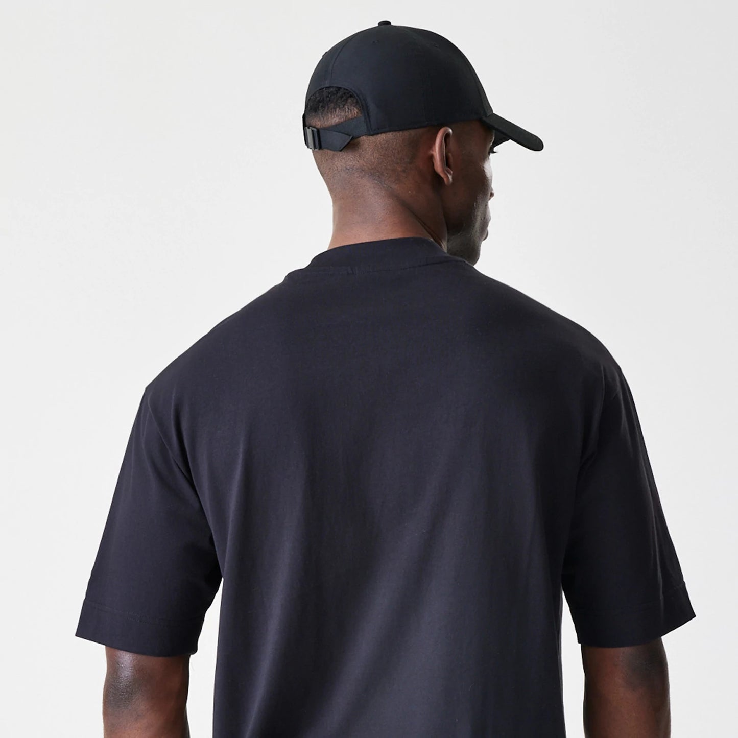 The Male model is wearing Chicago Bulls NBA Linear Black T-Shirt 7