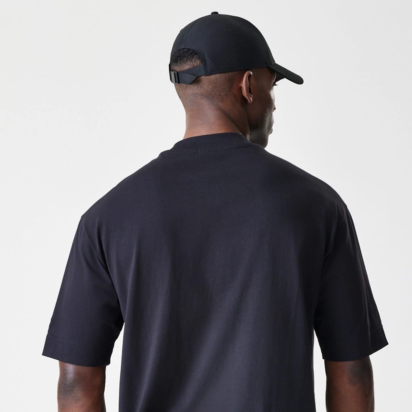The Male model is wearing Chicago Bulls NBA Linear Black T-Shirt 7