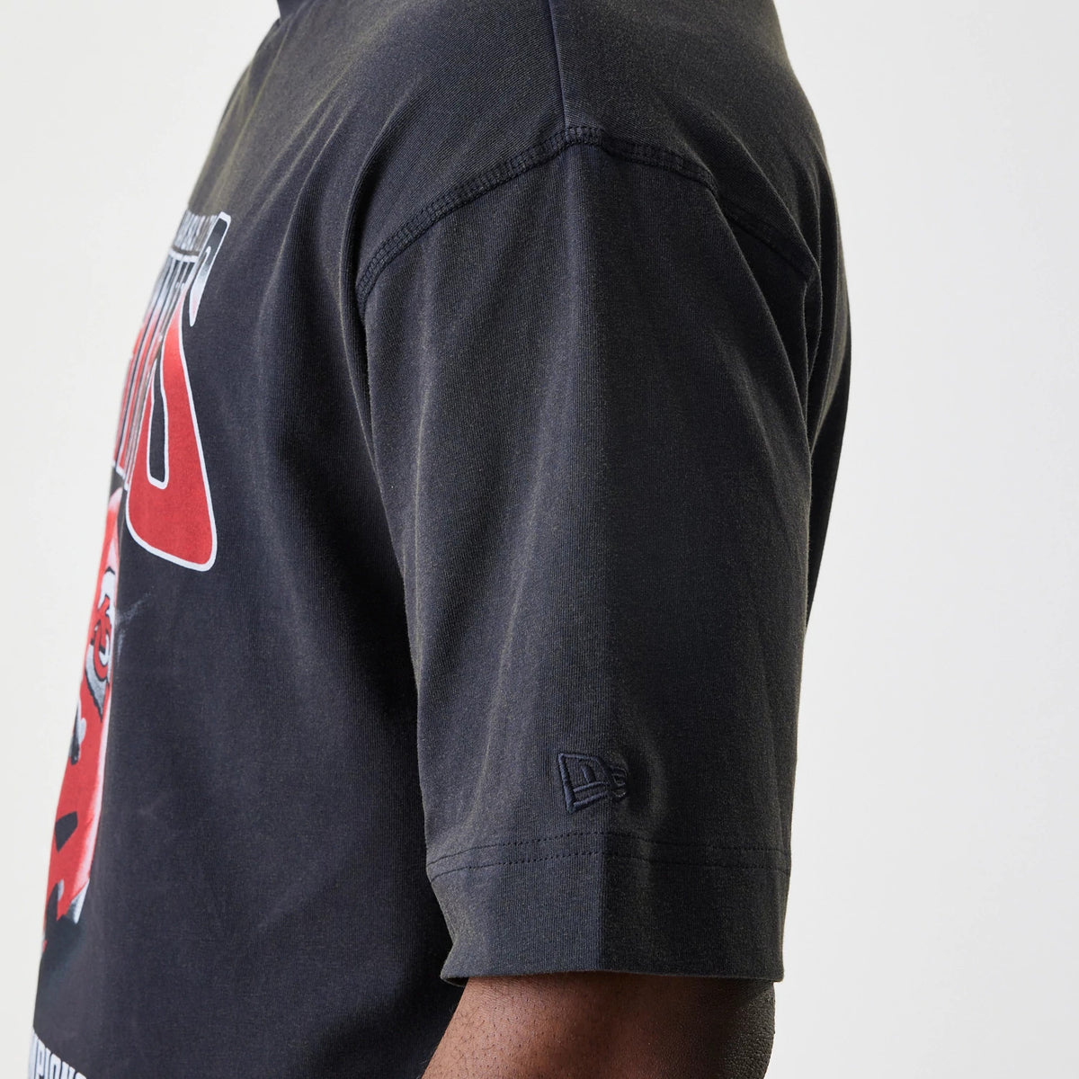 The Male model is wearing Kansas City Chiefs NFL Washed Boxy Black Oversized T-Shirt 5