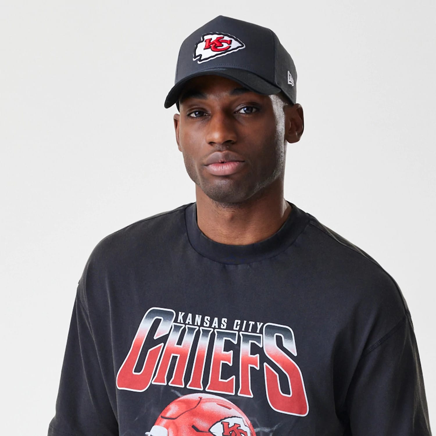 The Male model is wearing Kansas City Chiefs NFL Washed Boxy Black Oversized T-Shirt 6