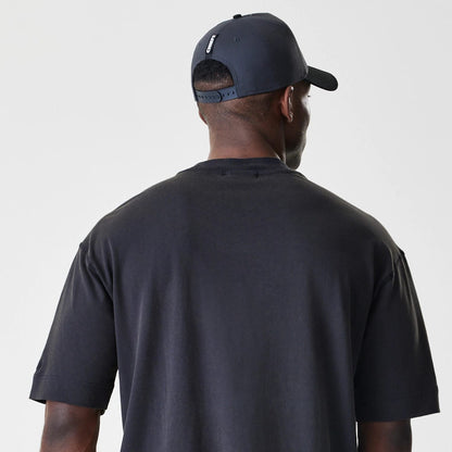 The Male model is wearing Kansas City Chiefs NFL Washed Boxy Black Oversized T-Shirt 7