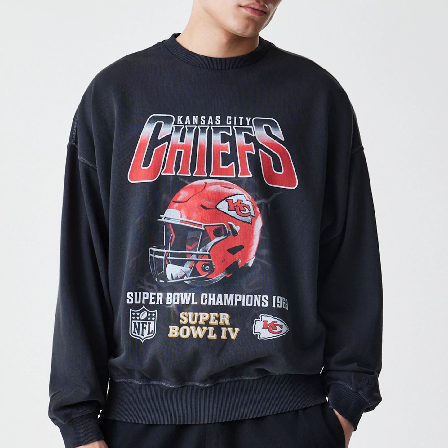 The Male model is wearing Kansas City Chiefs NFL Washed Boxy Black Oversized Crew Neck Sweater 3