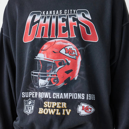 The Male model is wearing Kansas City Chiefs NFL Washed Boxy Black Oversized Crew Neck Sweater 4