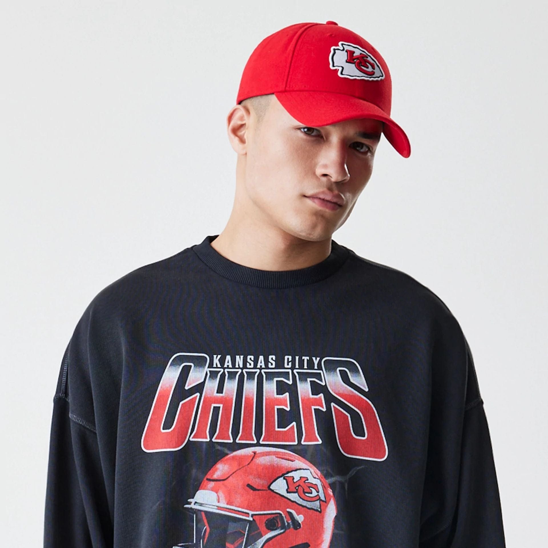 The Male model is wearing Kansas City Chiefs NFL Washed Boxy Black Oversized Crew Neck Sweater  6