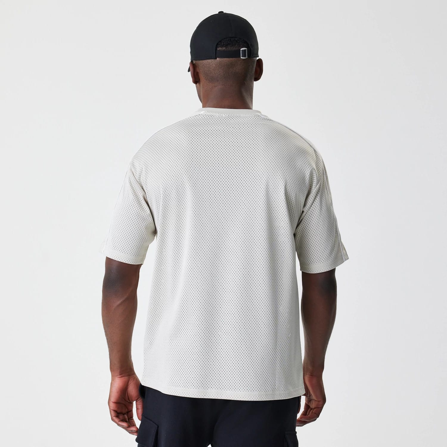 The Male model is wearing LA Lakers NBA Piping Light Beige Oversized Mesh T-Shirt 2