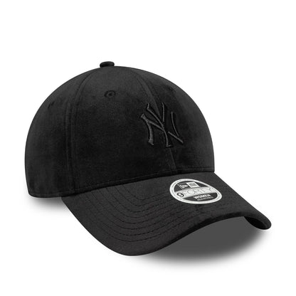 This is a New York Yankees Womens MLB Velour Black 9FORTY Adjustable Cap 3