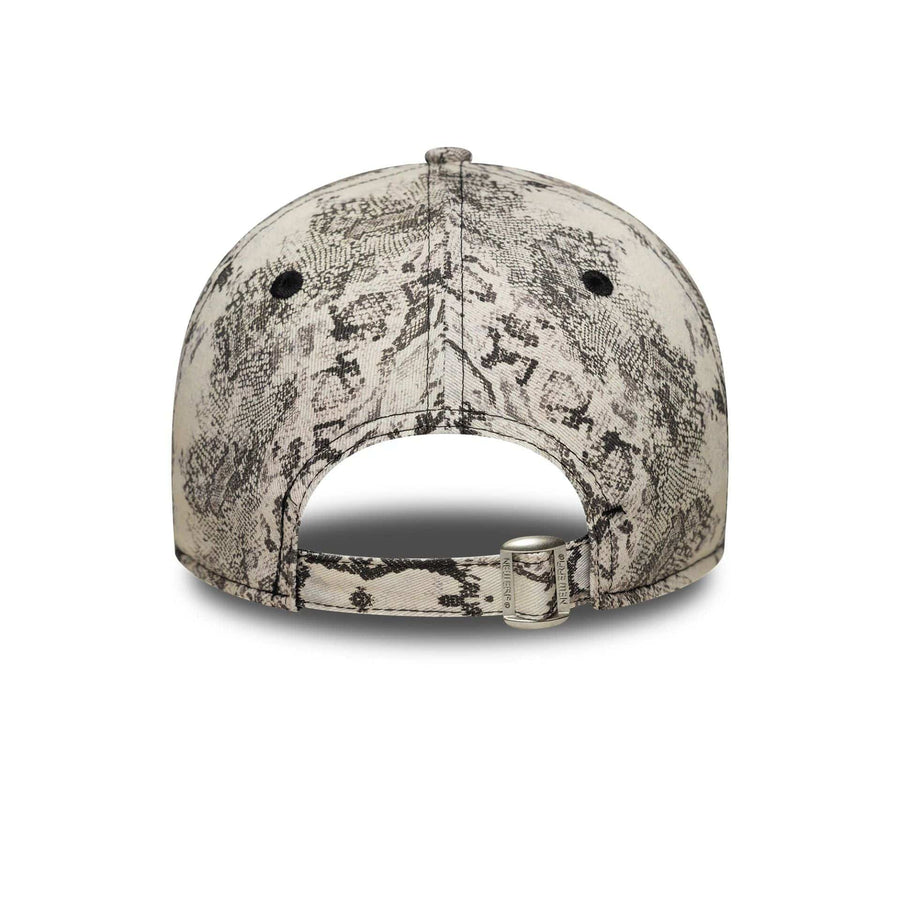 This is a New York Yankees Womens MLB Snake Grey 9FORTY Adjustable Cap 4