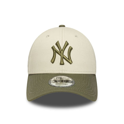 This is a New York Yankees MLB Sidepatch Light Beige 9FORTY Adjustable Cap 2